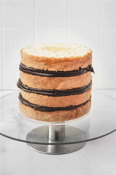 génoise découpée en couches pour layer cake
