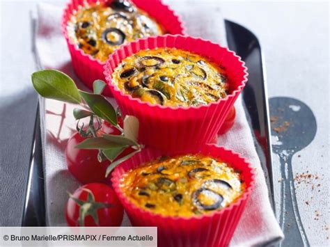 Photo d’un plateau de mini flans jambon et olives prêt à être servi
