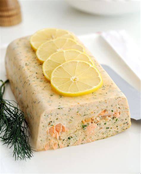 terrine de saumon fumé tranchée et dressée