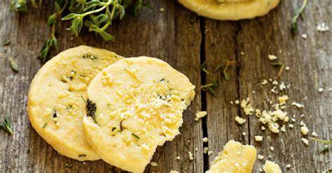 Biscuit salé au parmesan et herbes en forme de mini-pizza