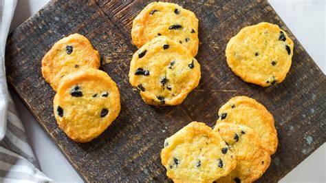 Biscuits salés au gruyère et olives en tranches