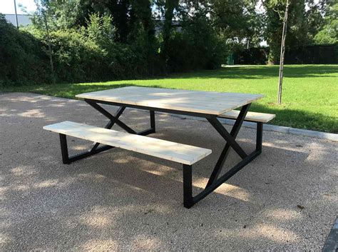 Quatre-quarts breton sur une table de pique-nique