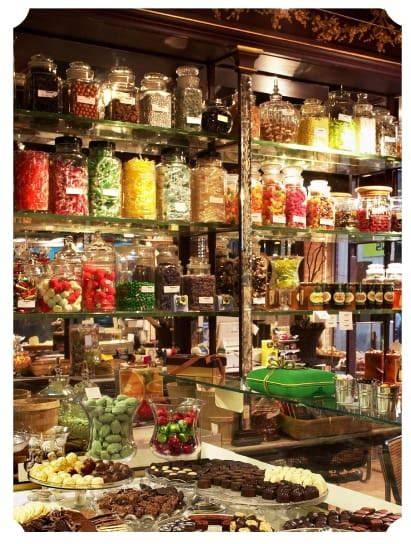 Boutique Les Délices Pécou, ambiance traditionnelle et chocolats d’exception