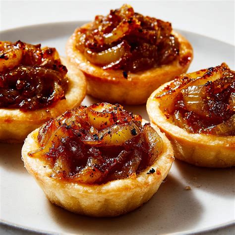 Photo de tartelettes d'oignons rouges dorées et chevrette