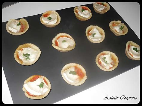 Schéma de montage des tartelettes: pâte, oignons, chèvre