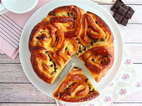 Image de brioche chinois avec crème pâtissière et pépites de chocolat