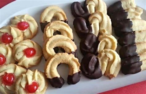 Biscuits pâte sablée découpés en forme de chiffre 1, cuits et refroidis
