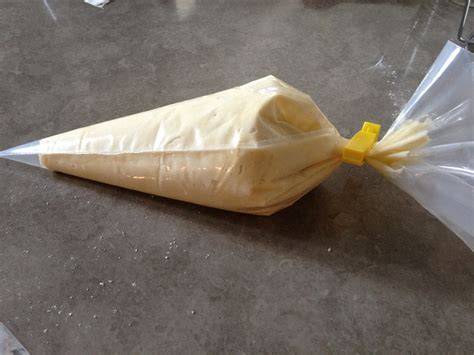 Crème diplomate vanille dans une poche à douille prête à être pochée