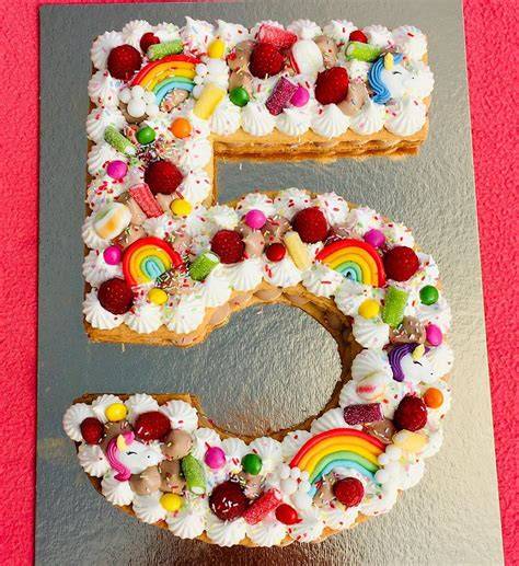 Number Cake décoré avec des fruits frais, bonbons colorés et meringues pour un anniversaire enfant