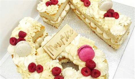 Exemples de Number Cakes personnalisés : cœur, papillon, chiffre 1 vanille fraise
