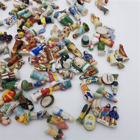 Collection de fèves en porcelaine et en plastique
