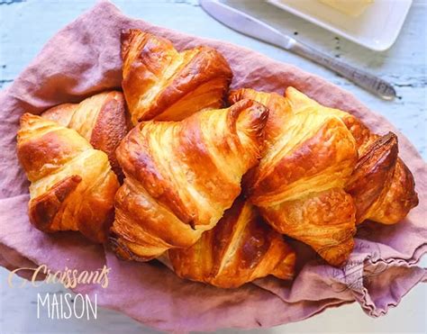 Pâte à croissants de lune formée en croissants