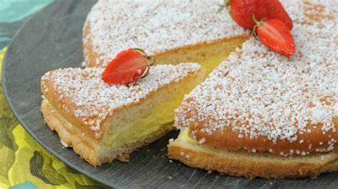 entremet biscuit de Savoie garni de crème pâtissière et fraises