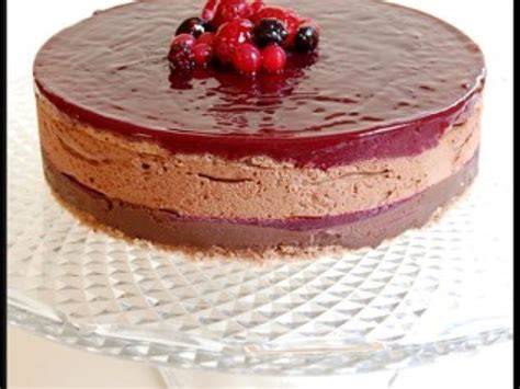 entremet décoré avec ganache au chocolat blanc et fruits rouges