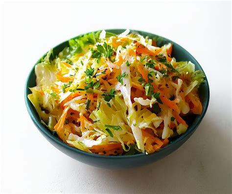 salade de chou croquante et légumes