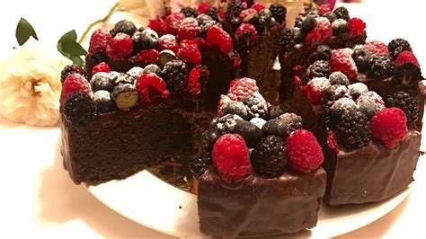 Moelleux au chocolat décoré avec fruits rouges