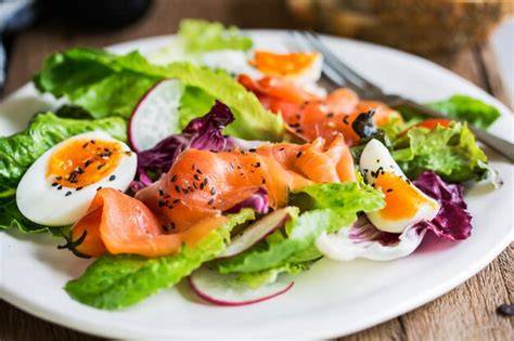 image salade saumon fumé œufs durs