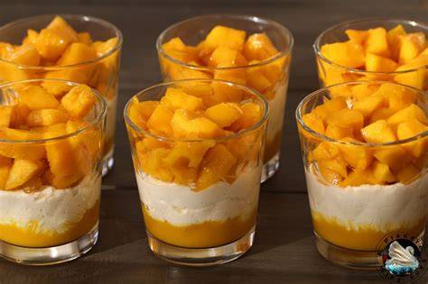 Illustration du montage en verrines: biscuits imbibés, crème mascarpone et dés de mangue