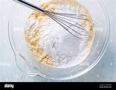 mélange d'ingrédients secs dans un saladier