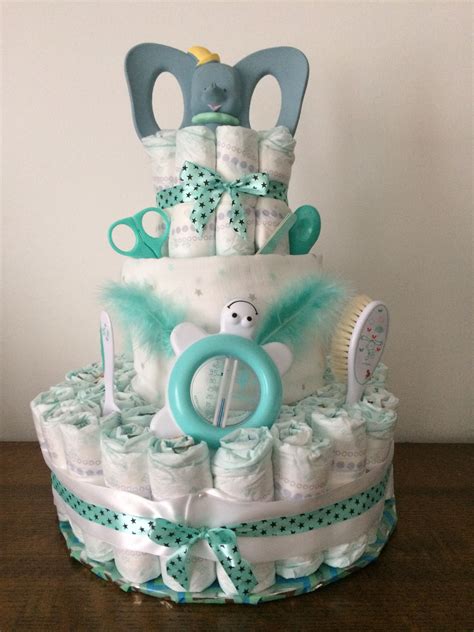 Baby shower avec gâteau de couches décoratif