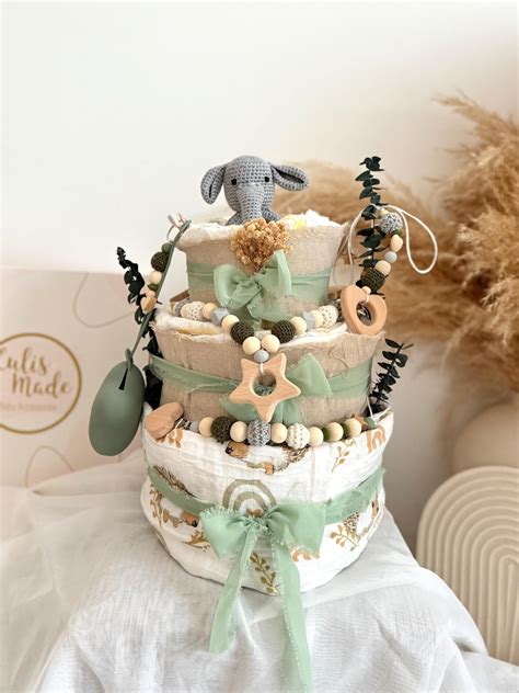 Composition d'un gâteau de couches avec divers accessoires