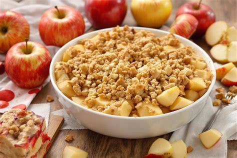 Crumbles et pommes dorées dans un plat