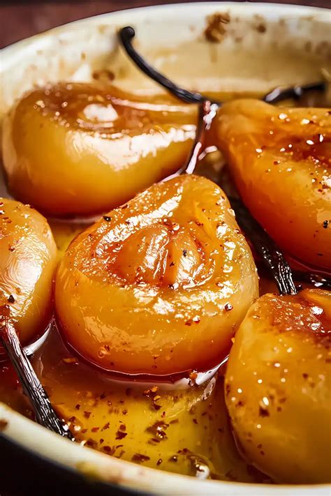 Poires rôties au miel avec une boule de glace vanille