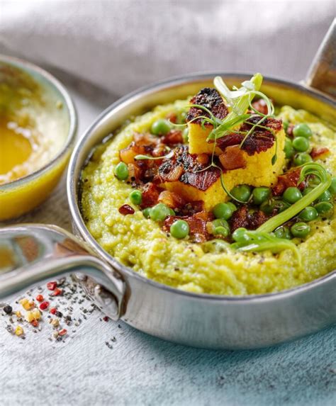 Image d'une purée de pois cassés servie dans des bols avec pain et oignons