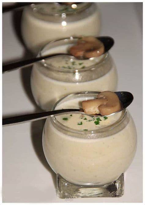 Verrines de velouté de champignons de Paris, garnies de fines herbes