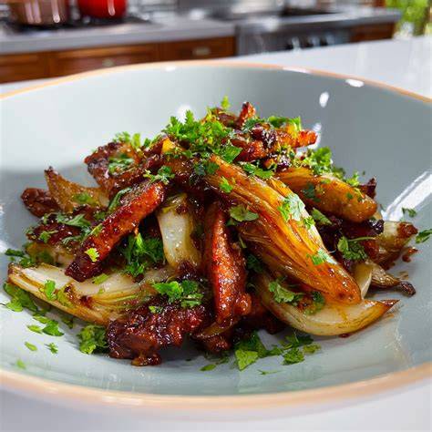 Wok d’échine de porc et endives caramélisées à la sauce soja
