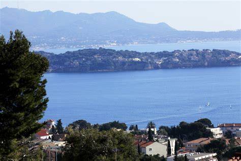 Vue panoramique sur Bandol et la Tour Fondue