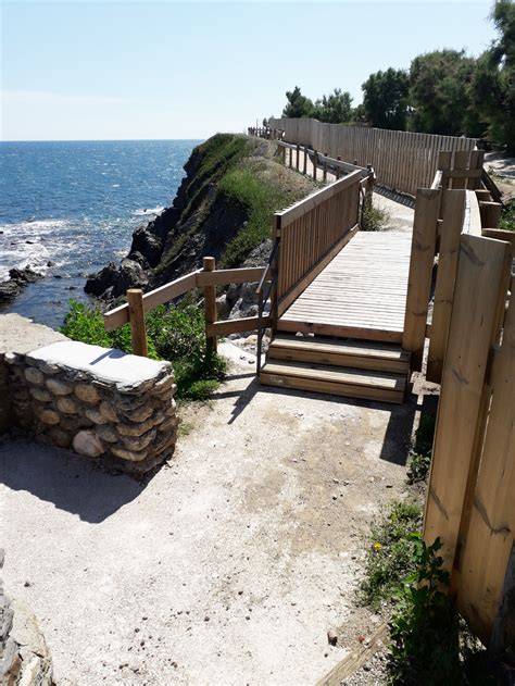 Criques et falaises le long du sentier du littoral