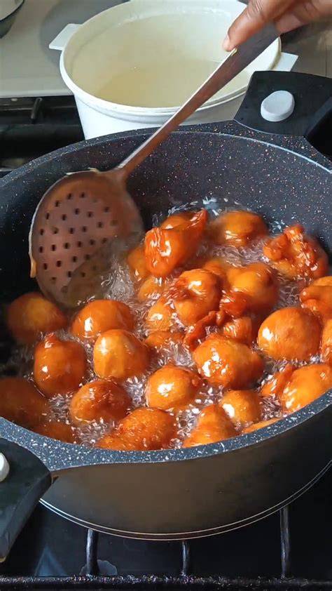Image de beignets dorés dans l’huile
