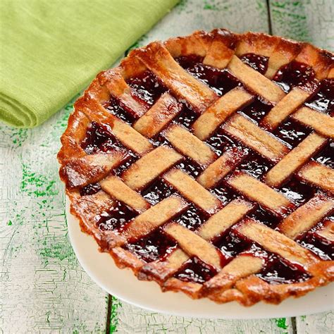 Croisillons de pâte sur une tarte à la confiture