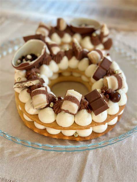 Exemples de décorations Number Cake: fruits, bonbons, fleurs comestibles