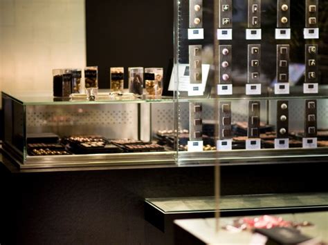 Intérieur d'une chocolaterie artisanale avec des vitrines de chocolats