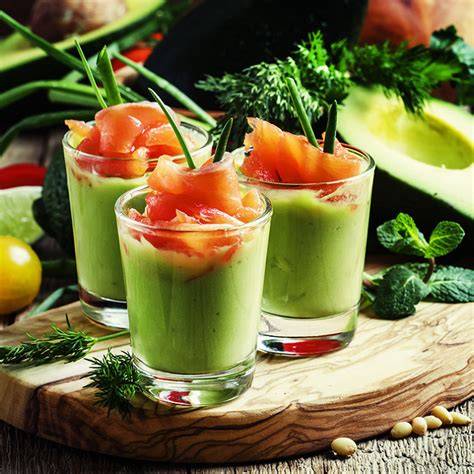 image d’un apéritif festif saumon fumé verrines avocat