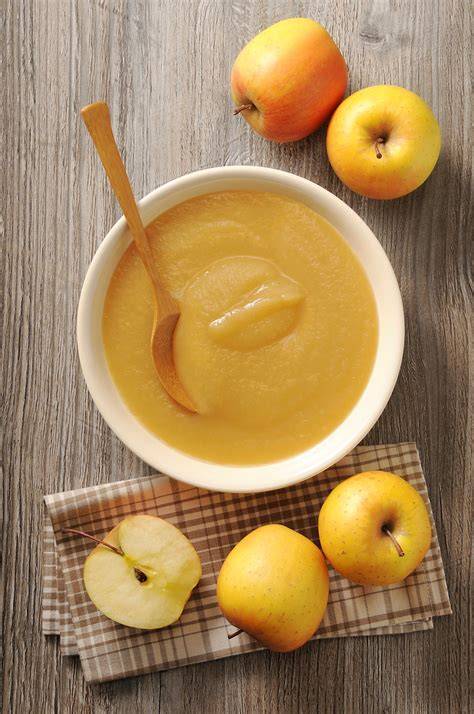 Infographie: étapes de préparation d'une compote de pommes bio