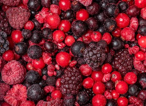 Arômes de fruits rouges et noirs dans un verre de vin