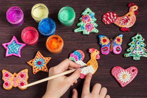 Photo d’objets en pâte magique et d’objets séchés prêts à peindre