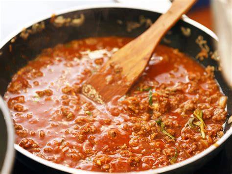 Préparation de la béchamel et de la sauce Bolognaise