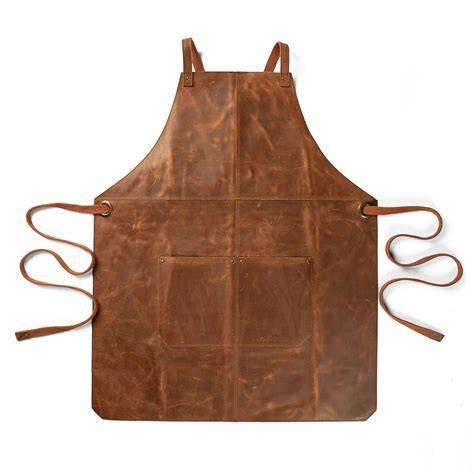 Photo d’un tablier en cuir robuste en contexte barbecue