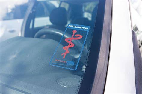 Caducée pour pare-brise: vitrophanie réutilisable et identité professionnelle
