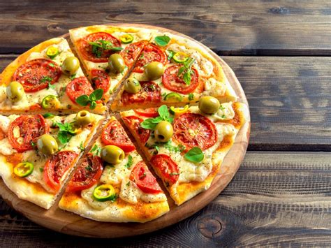 Visuel illustrant une pizza traditionnelle et une pizza avec des ingrédients audacieux