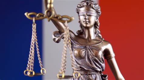 Image symbolique représentant la justice et la police