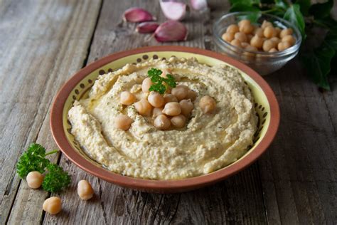 Ingrédients pour le houmous disposés sur un plan de travail