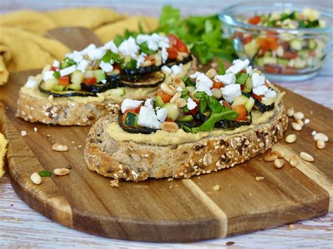 Assortiment de tartines garnies de houmous et de légumes variés