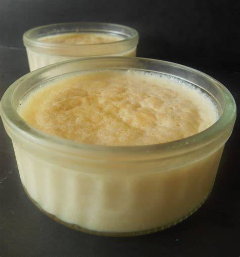 image de semoule au lait dans ramequins