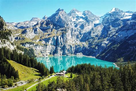 Paysage alpin avec lac et montagnes
