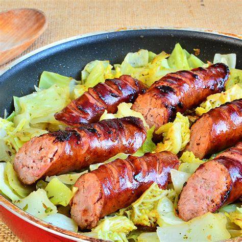 Chou vert, saucisses et tomate